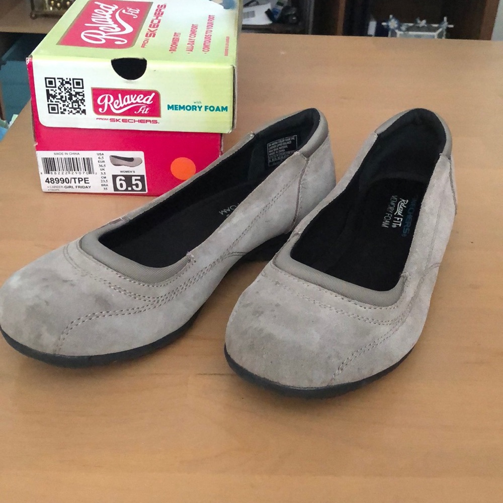 Skechers gray suede flats